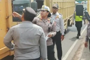 Kasat Lantas Polresta Tanjungpinang AKP Dhia Chintya Siregar saat menindak dan mengukur dimensi truk angkutan barang ODOL