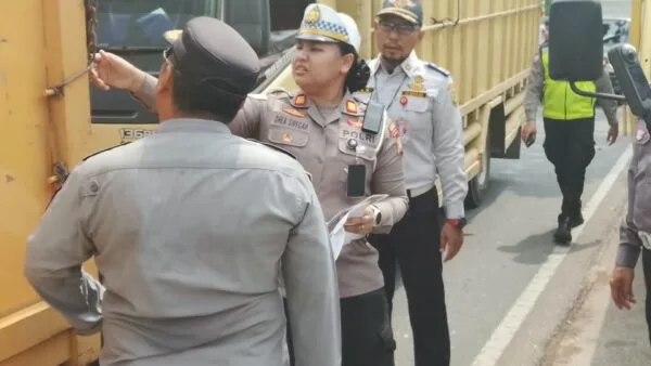 Kasat Lantas Polresta Tanjungpinang AKP Dhia Chintya Siregar saat menindak dan mengukur dimensi truk angkutan barang ODOL
