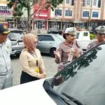 Kepala UPTD PPD Samsat Tanjungpinang Rina Hernawati bersama Kasat Lantas AKP Dhia Chintya Siregar saat meninjau razia pajak di KM 9 Tanjungpinang