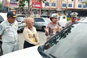 Kepala UPTD PPD Samsat Tanjungpinang Rina Hernawati bersama Kasat Lantas AKP Dhia Chintya Siregar saat meninjau razia pajak di KM 9 Tanjungpinang