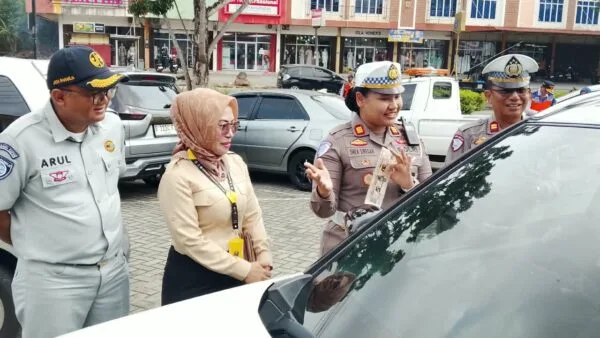 Kepala UPTD PPD Samsat Tanjungpinang Rina Hernawati bersama Kasat Lantas AKP Dhia Chintya Siregar saat meninjau razia pajak di KM 9 Tanjungpinang