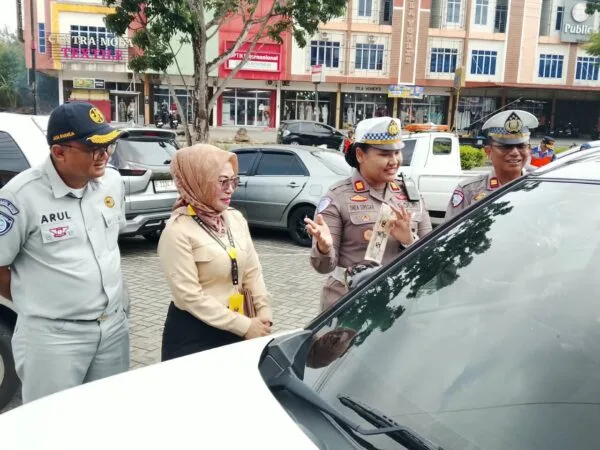 Kepala UPTD PPD Samsat Tanjungpinang Rina Hernawati bersama Kasat Lantas AKP Dhia Chintya Siregar saat meninjau razia pajak di KM 9 Tanjungpinang