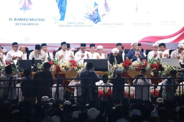 Ketua DPRD Kepri Iman Sutiawan bersama Ketua MPR RI Ahmad Muzani dan Habib Syekh bin Abdul Qodir Assegaf pada Malam Cinta Rasul Cinta Negeri di Batam