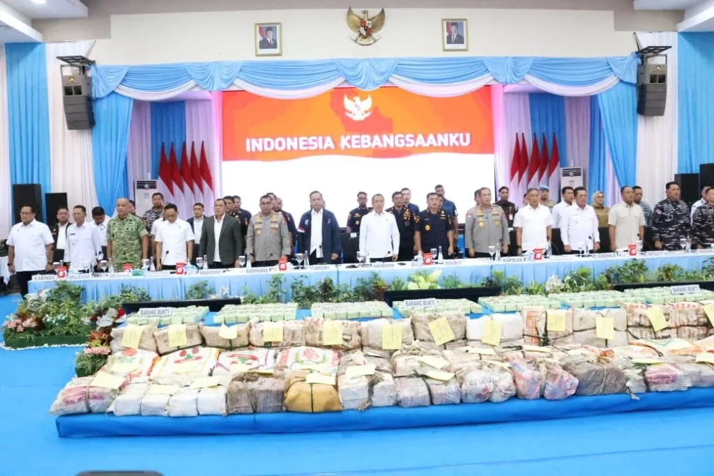 Hadiri Konferensi Pers Bersama Bareskrim dan BNN di Polda Kepri, Ketua DPRD Dorong Sinergi Cegah Kejahatan Lintas Negara