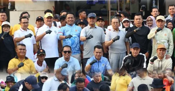 Ketua DPRD Kepri Iman Sutiawan bersama para legislator memungut sampah saat aksi peduli lingkungan sempena Hari Jadi ke 24 Kepri di Batam