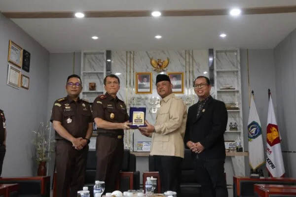 Ketua DPRD Kepri Iman Sutiawan dan Wakil Ketua III Bakhtiar menerima kunjungan silaturahmi Kajati Kepri Dr Transiswara Adhi di Dompak