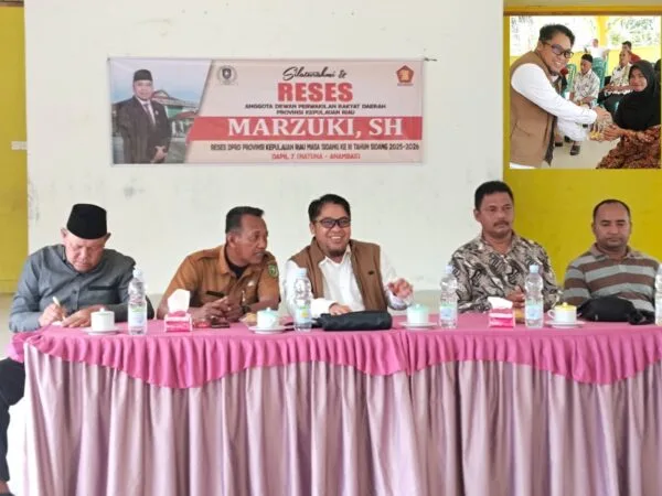 Ketua Fraksi Gerindra DPRD Kepri Marzuki berdialog dengan warga saat reses di Desa Mekar Jaya Natuna