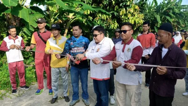 Gandeng Pemdes Selading Bagikan Sembako, Ketua Fraksi Gerindra DPRD Kepri Dorong Kebersamaan Warga