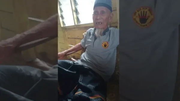 Ketua LAM Kecamatan Jemaja Timur H Syahlan Jaya saat memberikan pandangan terkait niaga buah kepayang