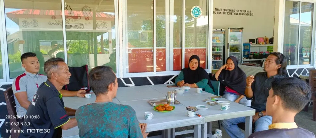 Kondisi penebangan dan pembabatan kawasan hutan mangrove di samping Pelabuhan Roro Desa Piabung