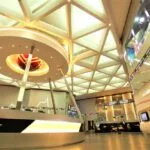 Layar pergerakan harga saham dan suasana perdagangan di Gedung Bursa Efek Indonesia (BEI) Jakarta