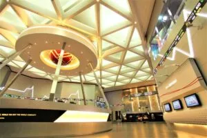 Layar pergerakan harga saham dan suasana perdagangan di Gedung Bursa Efek Indonesia (BEI) Jakarta