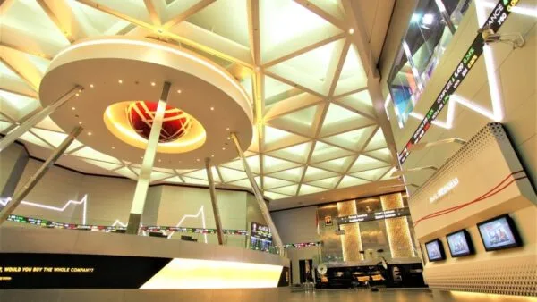 Layar pergerakan harga saham dan suasana perdagangan di Gedung Bursa Efek Indonesia (BEI) Jakarta