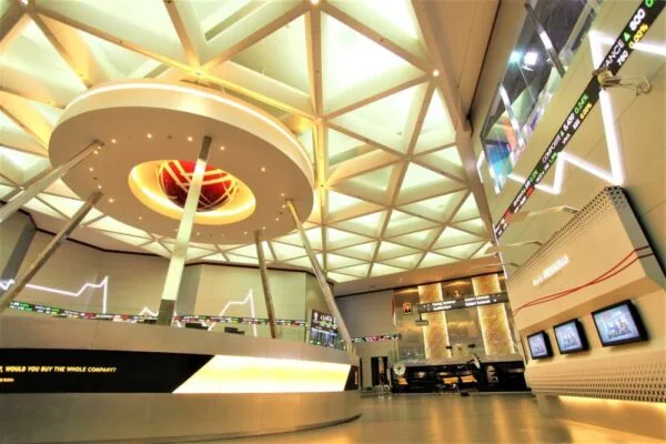 Layar pergerakan harga saham dan suasana perdagangan di Gedung Bursa Efek Indonesia (BEI) Jakarta
