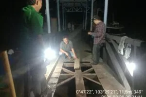 Pekerjaan perbaikan lantai ponton Pelabuhan Kundur Utara oleh BUP Karimun