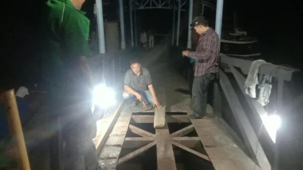 Pekerjaan perbaikan lantai ponton Pelabuhan Kundur Utara oleh BUP Karimun