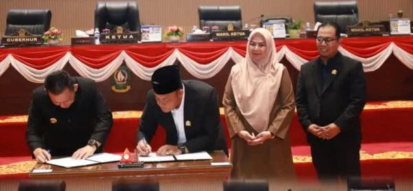 Penandatanganan Nota Kesepakatan Perubahan KUA PPAS APBD 2026 oleh Wakil Ketua III DPRD Kepri Bakhtiar dan Gubernur Ansar Ahmad