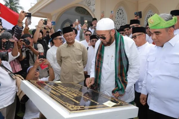 Peresmian Pondok Pesantren Nur Iman Madani di Pulau Kasu oleh Ketua MPR RI Ahmad Muzani bersama Ketua DPRD Kepri Iman Sutiawan dan Habib Syekh