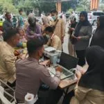 Petugas Samsat Tanjungpinang dan Satlantas melayani pembayaran pajak kendaraan di lokasi razia Batu 9