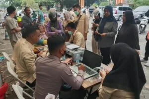Petugas Samsat Tanjungpinang dan Satlantas melayani pembayaran pajak kendaraan di lokasi razia Batu 9