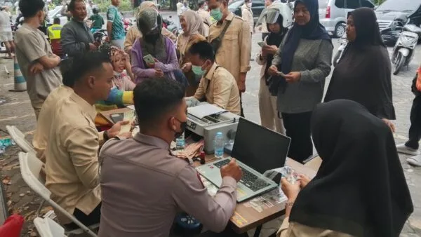 Petugas Samsat Tanjungpinang dan Satlantas melayani pembayaran pajak kendaraan di lokasi razia Batu 9