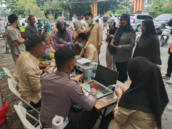 Petugas Samsat Tanjungpinang dan Satlantas melayani pembayaran pajak kendaraan di lokasi razia Batu 9