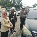 Petugas gabungan Samsat Tanjungpinang dan TNI Polri menggelar pemeriksaan pajak kendaraan di Jl D I Panjaitan Km 9 (1)