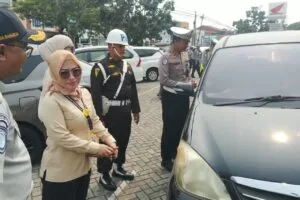 Petugas gabungan Samsat Tanjungpinang dan TNI Polri menggelar pemeriksaan pajak kendaraan di Jl D I Panjaitan Km 9 (1)