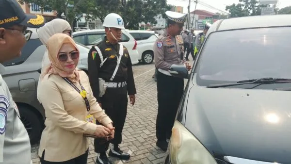Petugas gabungan Samsat Tanjungpinang dan TNI Polri menggelar pemeriksaan pajak kendaraan di Jl D I Panjaitan Km 9 (1)
