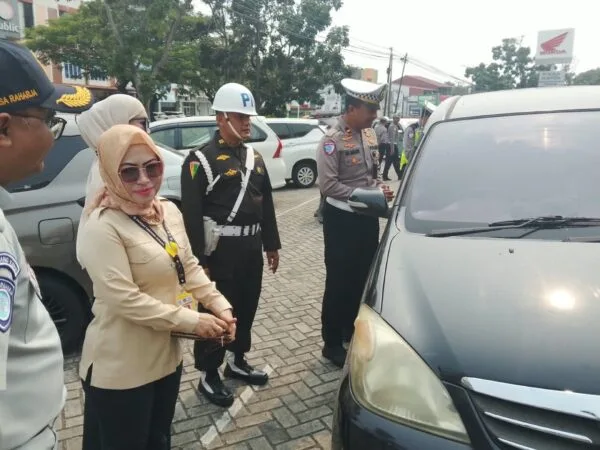 Petugas gabungan Samsat Tanjungpinang dan TNI Polri menggelar pemeriksaan pajak kendaraan di Jl D I Panjaitan Km 9 (1)