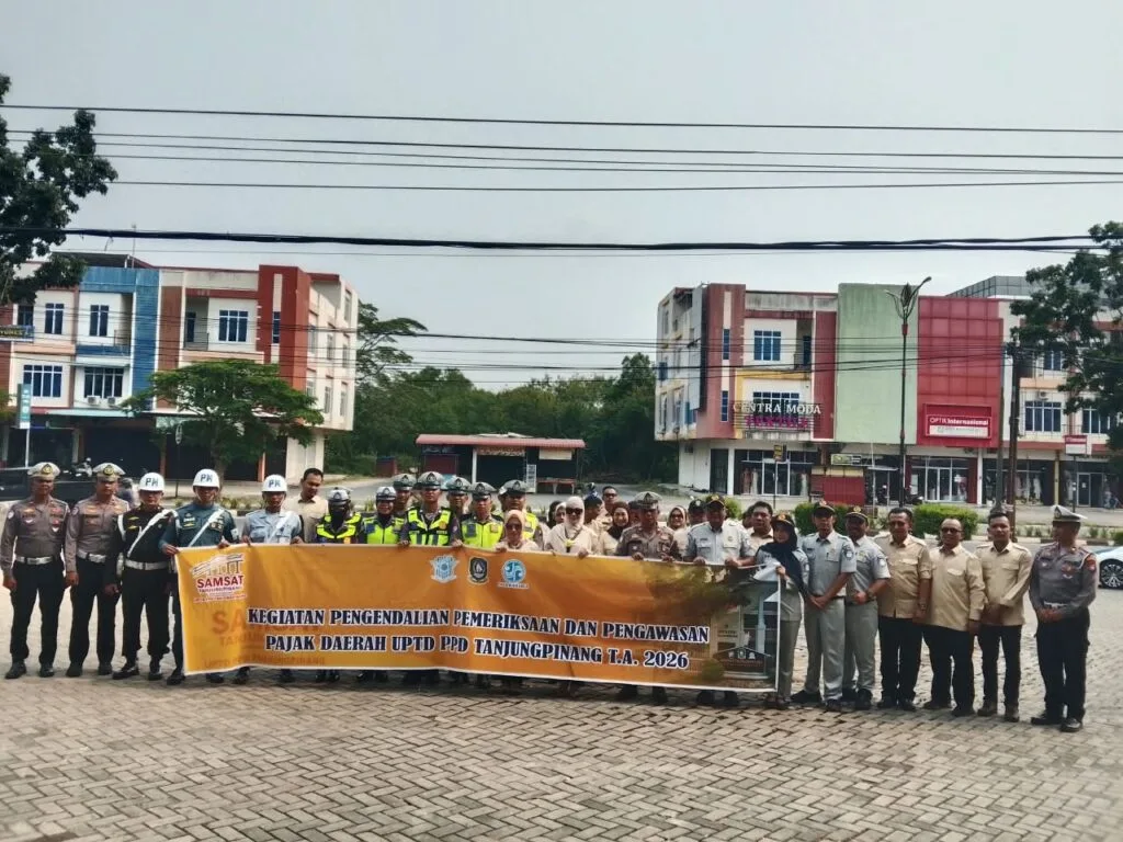 Petugas gabungan Samsat Tanjungpinang dan TNI Polri menggelar pemeriksaan pajak kendaraan di Jl D I Panjaitan Km 9 (2)