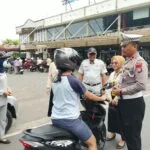 Petugas gabungan Satlantas Polresta Tanjungpinang dan Samsat saat menggelar razia lalu lintas (1)