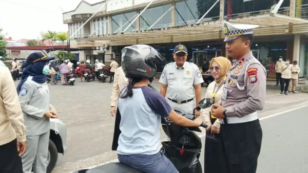 Petugas gabungan Satlantas Polresta Tanjungpinang dan Samsat saat menggelar razia lalu lintas (1)