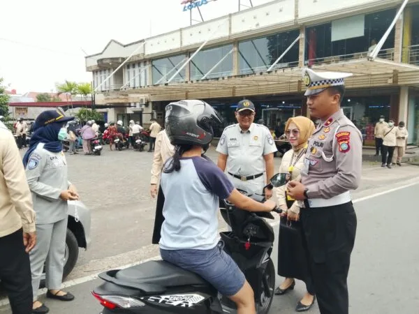 Petugas gabungan Satlantas Polresta Tanjungpinang dan Samsat saat menggelar razia lalu lintas (1)