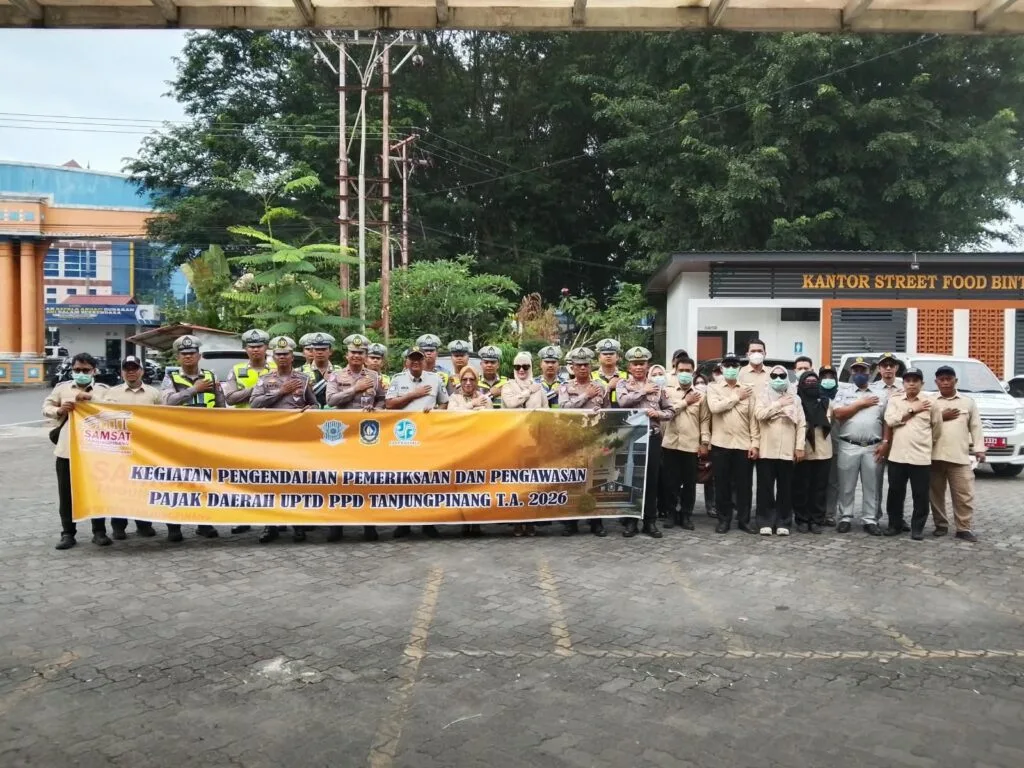 Petugas gabungan Satlantas Polresta Tanjungpinang dan Samsat saat menggelar razia lalu lintas (2)