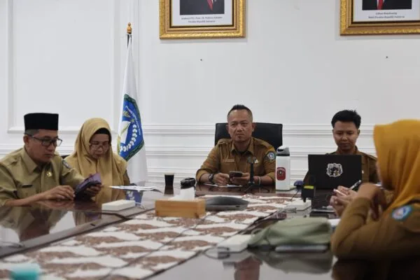 Sekda Kepri Misni memberikan arahan saat pembukaan Bimtek SP4N LAPOR! Provinsi Kepri 2026