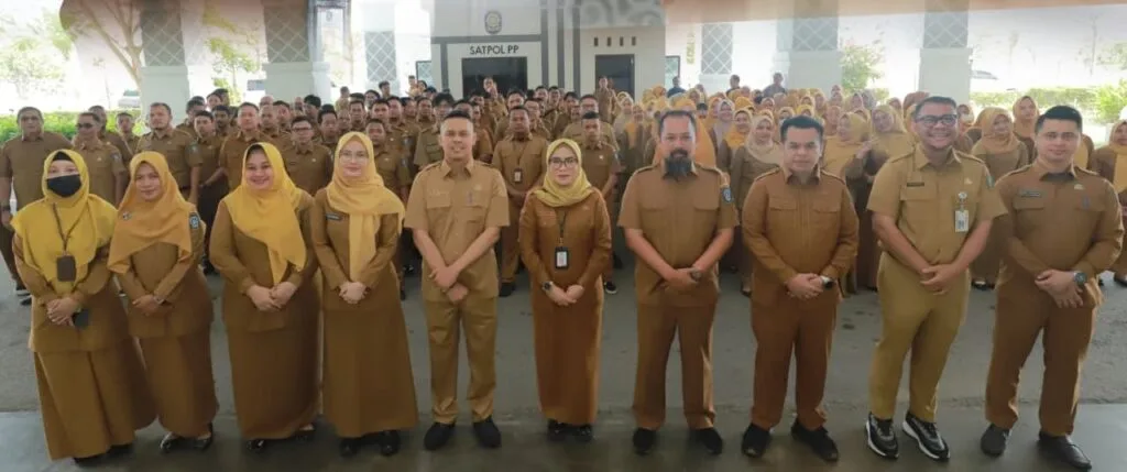 Pimpin Apel Pagi Setwan Kepri, Sekwan Ika Hasillah Lepas Kasubbag Humas Herman Muis ke Jabatan Baru