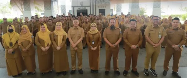 Sekwan Kepri Ika Hasillah memimpin apel pagi sekaligus melepas Kasubbag Humas Herman Muis di Kantor DPRD Kepri Dompak