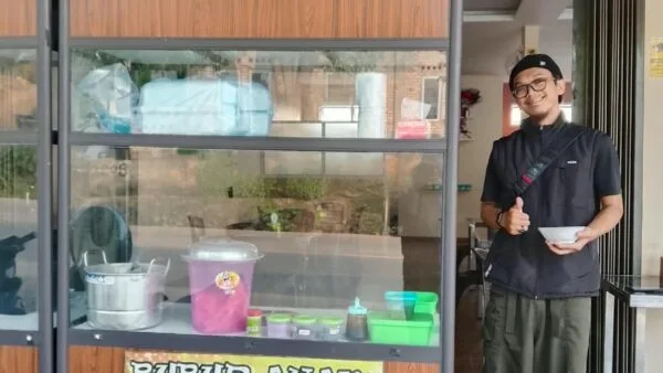 Semangkuk sajian Bubur Ayam Sadulur di Jalan Garuda Tanjungpinang Timur