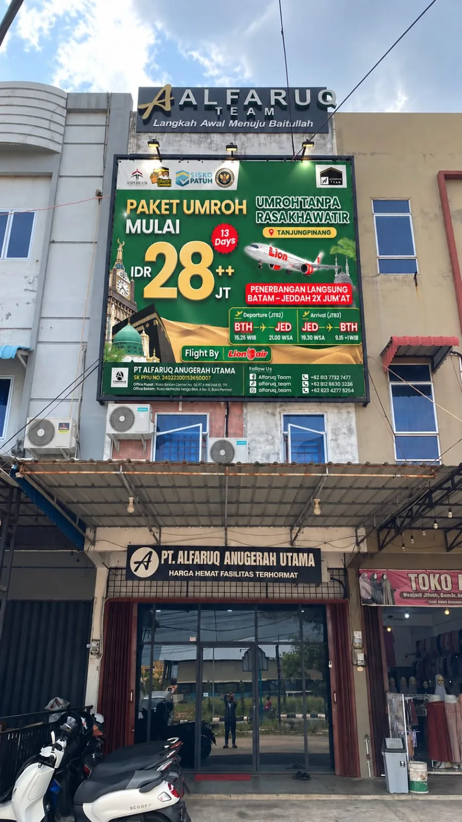Tampak depan kantor PT Alfaruq Anugerah Utama di Ruko Bintan Center Tanjungpinang yang menampilkan baliho paket umrah langsung Batam Jeddah