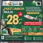 Tampak depan kantor PT Alfaruq Anugerah Utama di Ruko Bintan Center Tanjungpinang yang menampilkan baliho paket umrah langsung Batam Jeddah