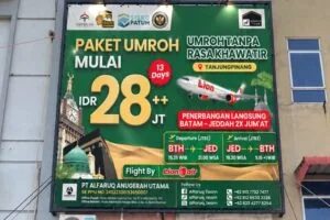 Tampak depan kantor PT Alfaruq Anugerah Utama di Ruko Bintan Center Tanjungpinang yang menampilkan baliho paket umrah langsung Batam Jeddah
