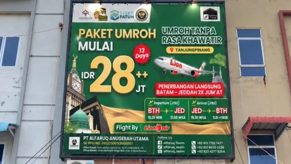 Tampak depan kantor PT Alfaruq Anugerah Utama di Ruko Bintan Center Tanjungpinang yang menampilkan baliho paket umrah langsung Batam Jeddah