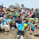 Tim Hasiva 76 merayakan kemenangan Juara 1 Open Turnamen Sepak Bola Pasundan Cup II bersama tropi dan hadiah uang pembinaan di Stadion Mini Abdul Manaf Kundur