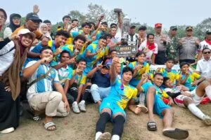 Tim Hasiva 76 merayakan kemenangan Juara 1 Open Turnamen Sepak Bola Pasundan Cup II bersama tropi dan hadiah uang pembinaan di Stadion Mini Abdul Manaf Kundur