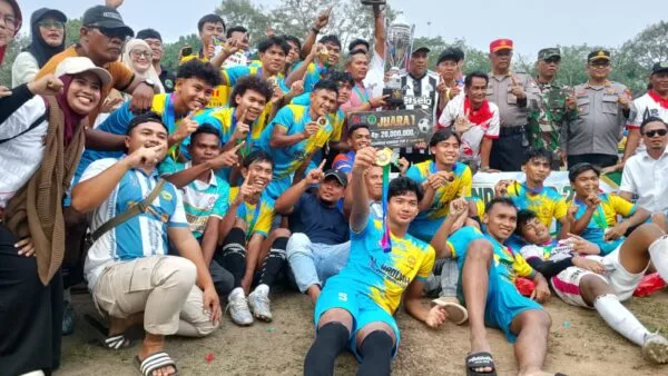 Tim Hasiva 76 merayakan kemenangan Juara 1 Open Turnamen Sepak Bola Pasundan Cup II bersama tropi dan hadiah uang pembinaan di Stadion Mini Abdul Manaf Kundur