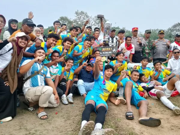 Tim Hasiva 76 merayakan kemenangan Juara 1 Open Turnamen Sepak Bola Pasundan Cup II bersama tropi dan hadiah uang pembinaan di Stadion Mini Abdul Manaf Kundur
