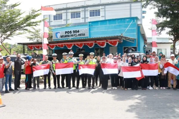 Wakil Ketua I DPRD Kepri Dewi Kumalasari dan Sekwan Ika Hasillah membagikan Bendera Merah Putih di Km 16 Bintan
