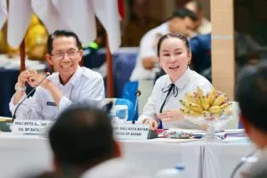 Wali Kota Batam Amsakar Achmad bersama Wakil Wali Kota Li Claudia Chandra