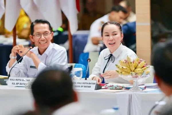 Wali Kota Batam Amsakar Achmad bersama Wakil Wali Kota Li Claudia Chandra